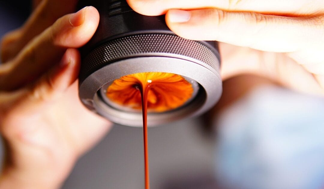 Barista đang pha cà phê.