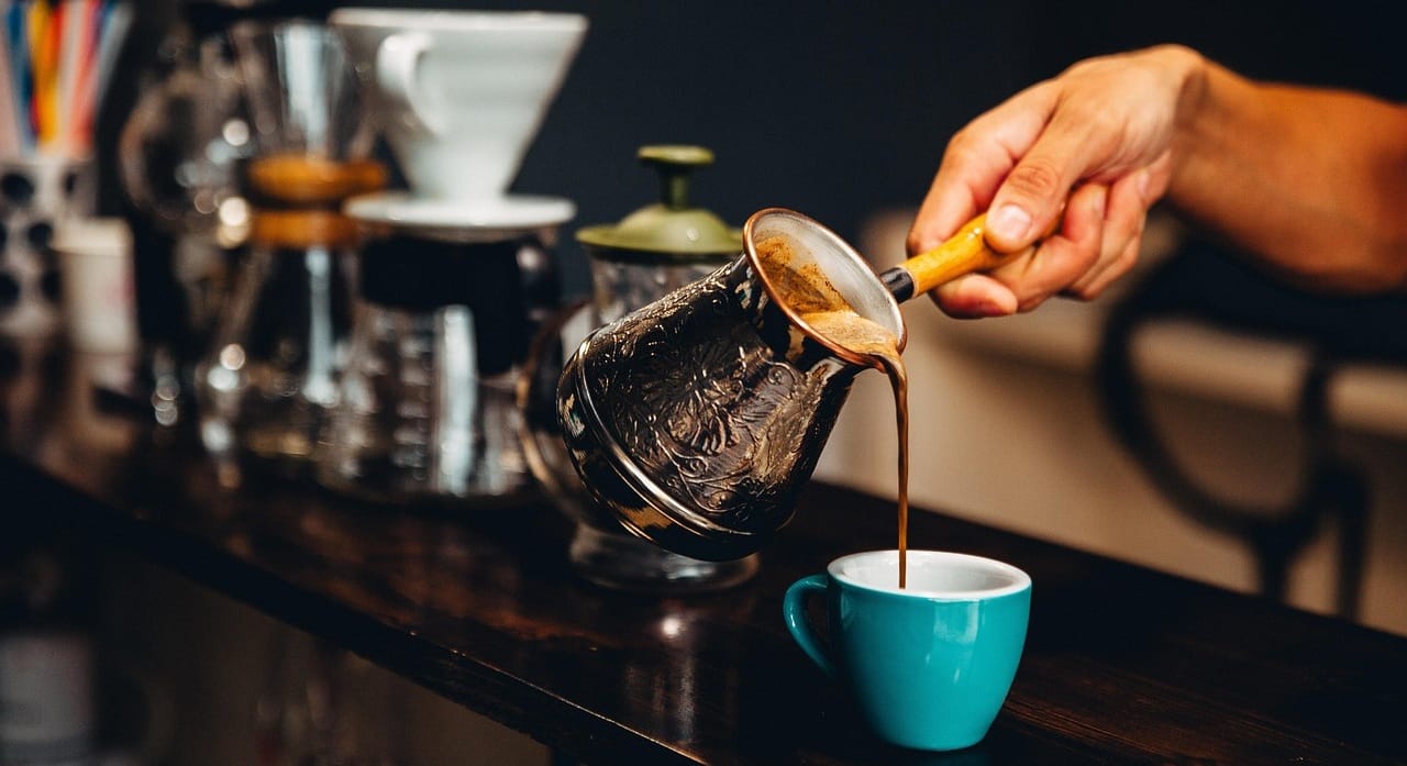 Barista đang pha cà phê Turkish (cà phê Thổ Nhĩ Kỳ)